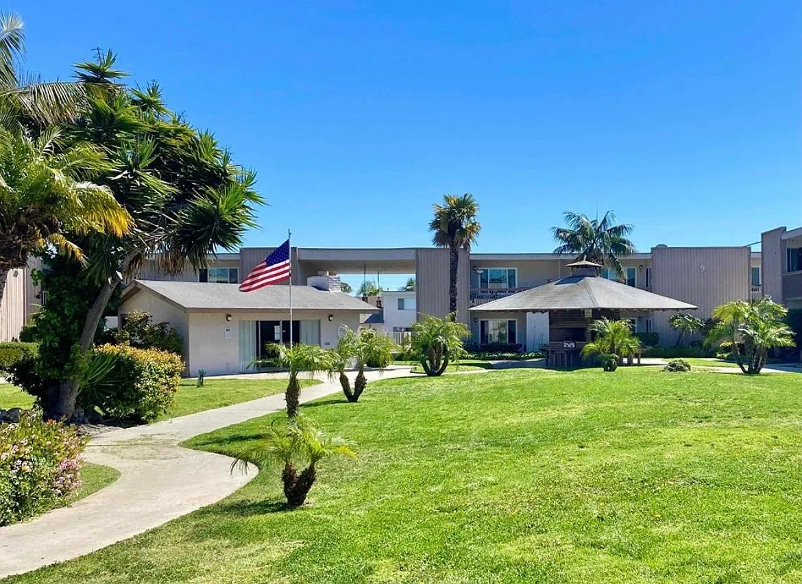 280 Moss St — Photo 3