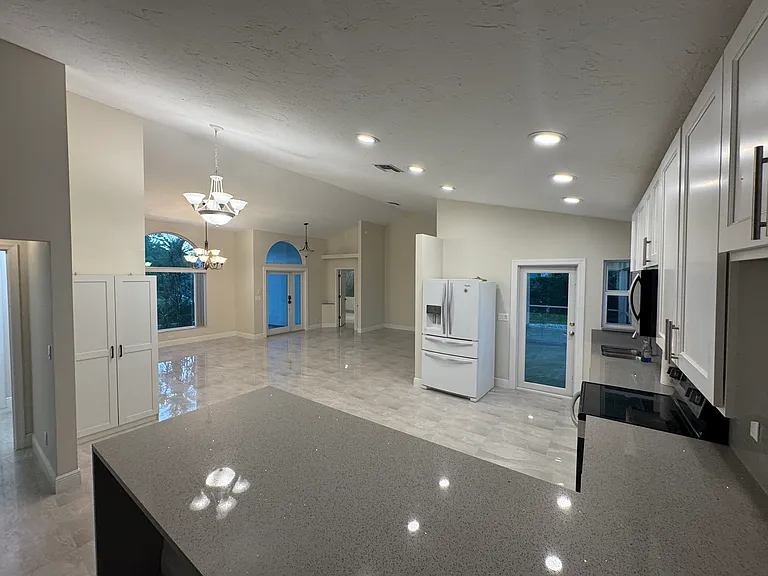 1327 Lake Breeze Dr — Photo 2