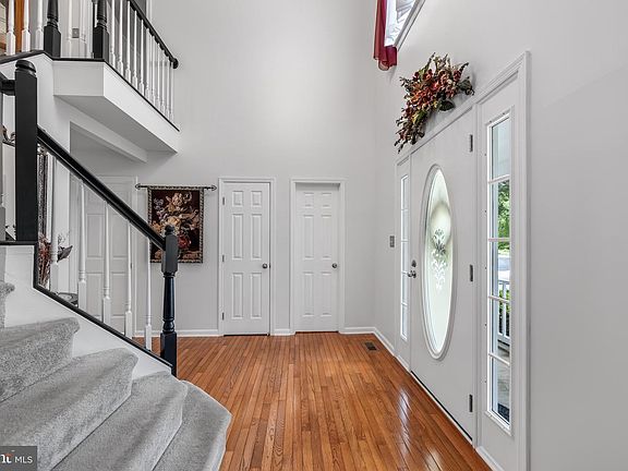 3rd image of 6 Saint Johns Ct