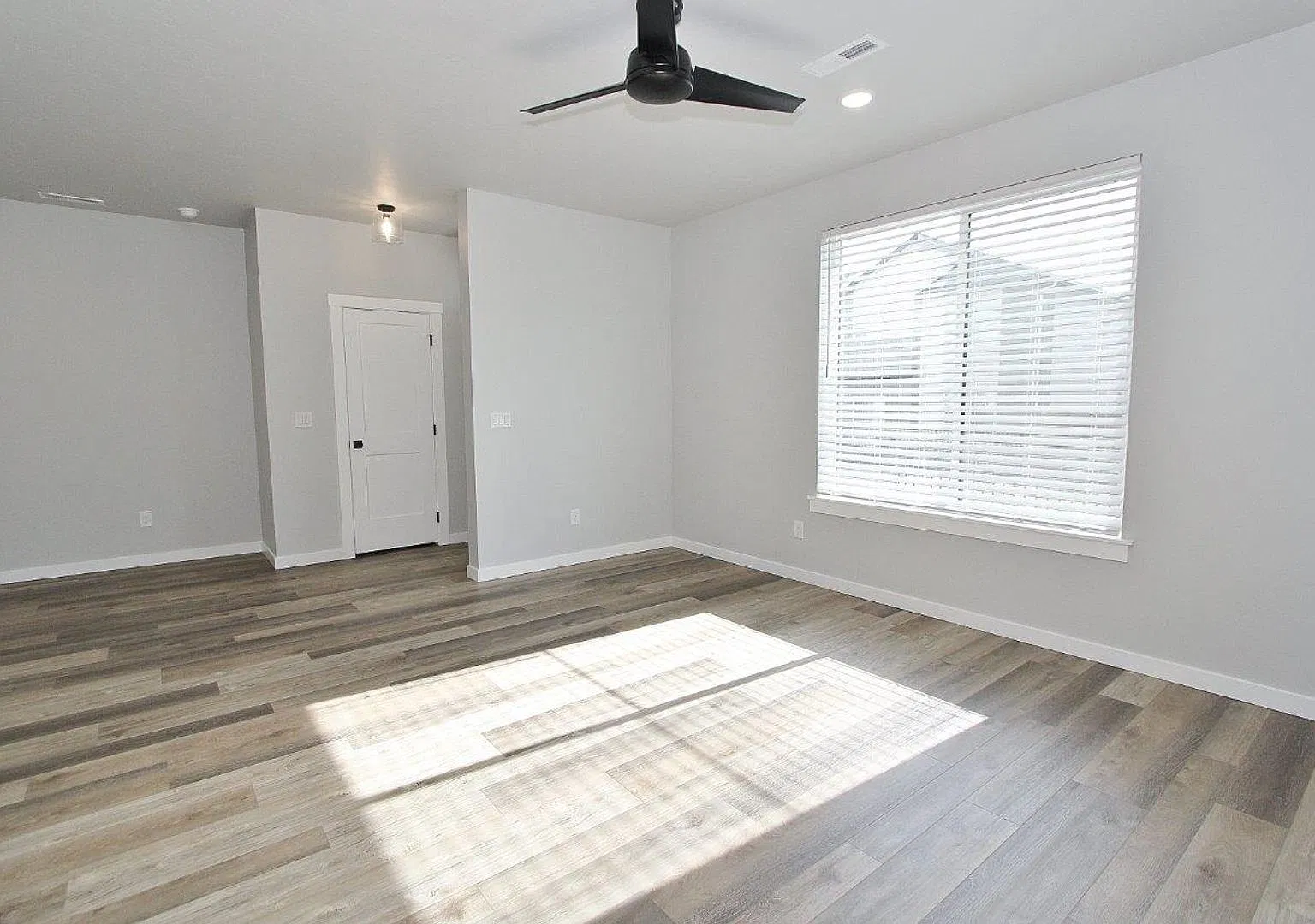 Immaculate Townhome in Barnwood — Photo 4