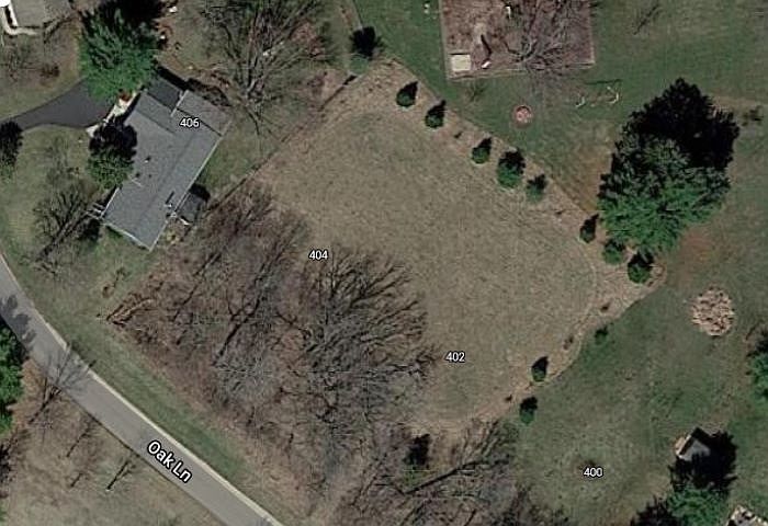 2nd image of 402 Oak Ln