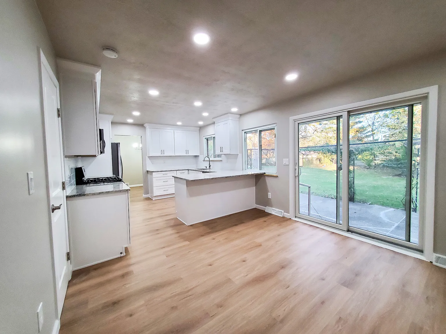 3 bed, 2958 sqft, $3,200 — Photo 4