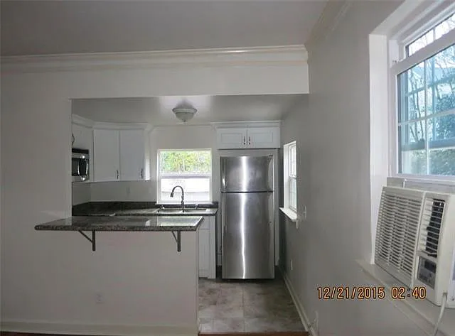 Studio, 1.0 bath, 320 sqft, $895 — Photo 4