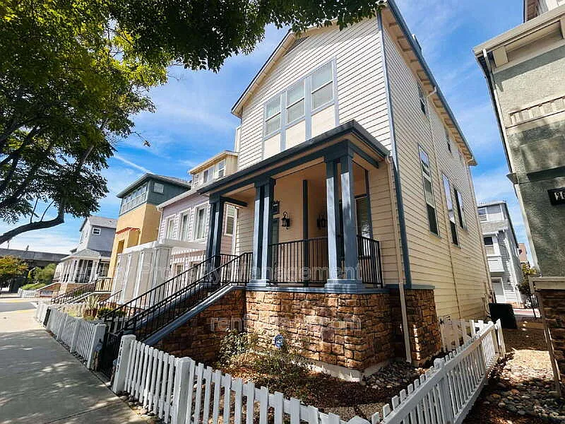 3 bed, 2.5 bath, 1725 sqft, $3,550 — Photo 3