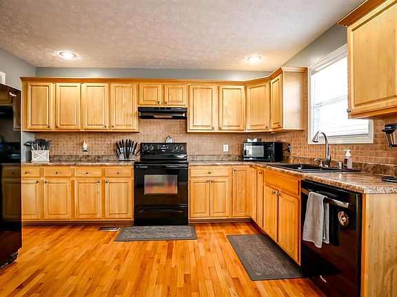 3rd image of 442 Emma Dr