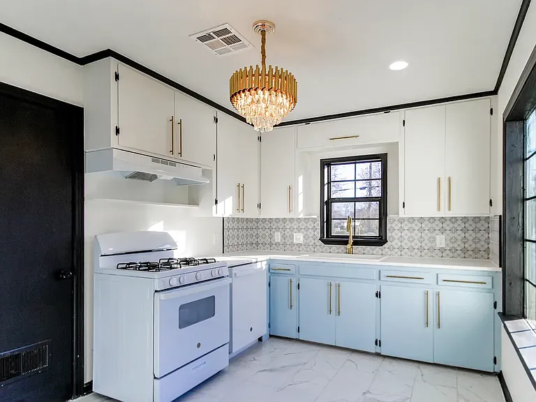 608 E Zion St — Photo 5