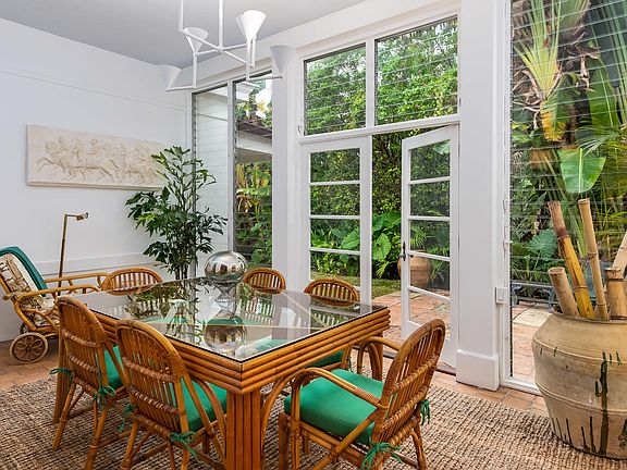 4th image of 425 Seaspray Avenue