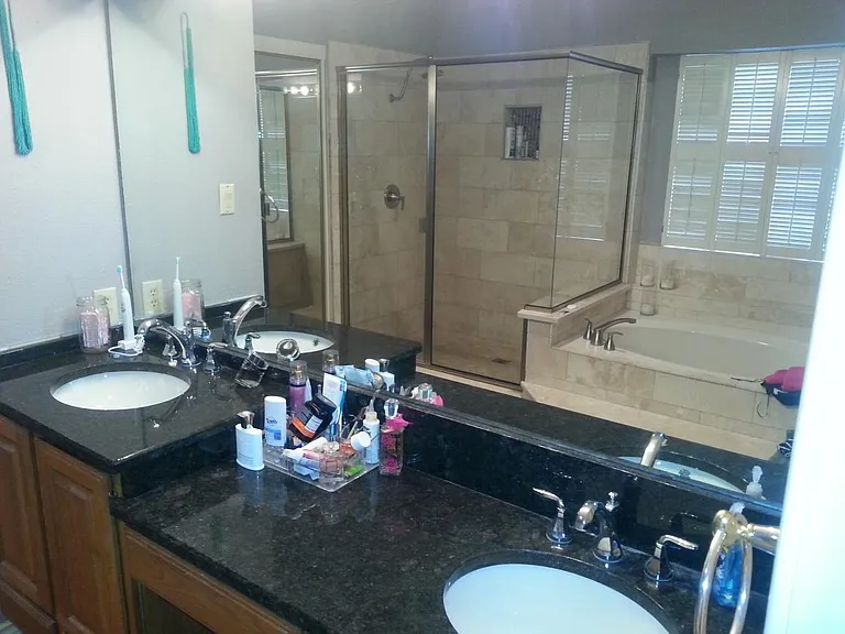 Master Bath Double Sinks w Granite Counters