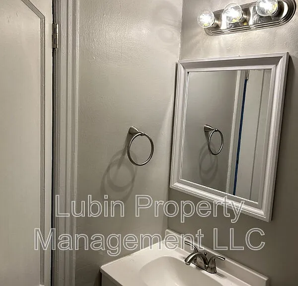 2412 Forest Ave — Photo 6