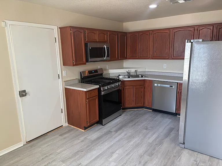 3305 Scarlet Point Dr — Photo 3