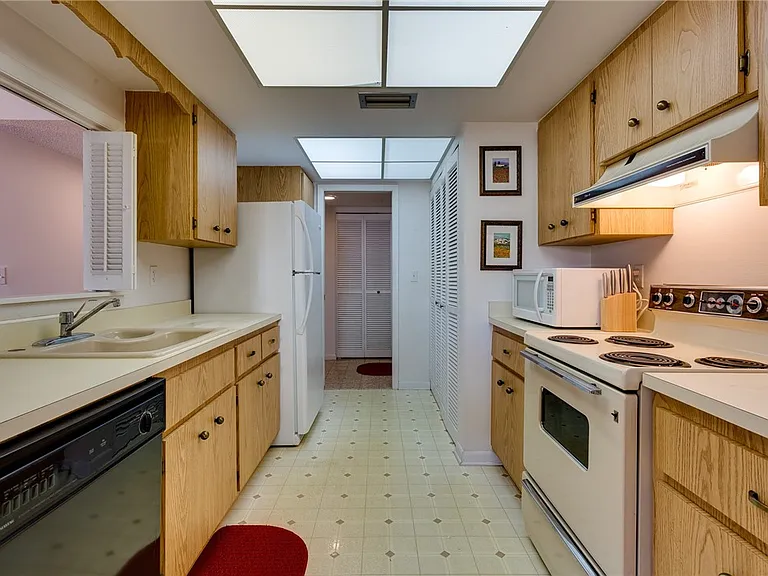 910 E Causeway Blvd #B5 — Photo 9