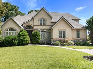 7 Round Robin Ln, Mills River, NC 28759