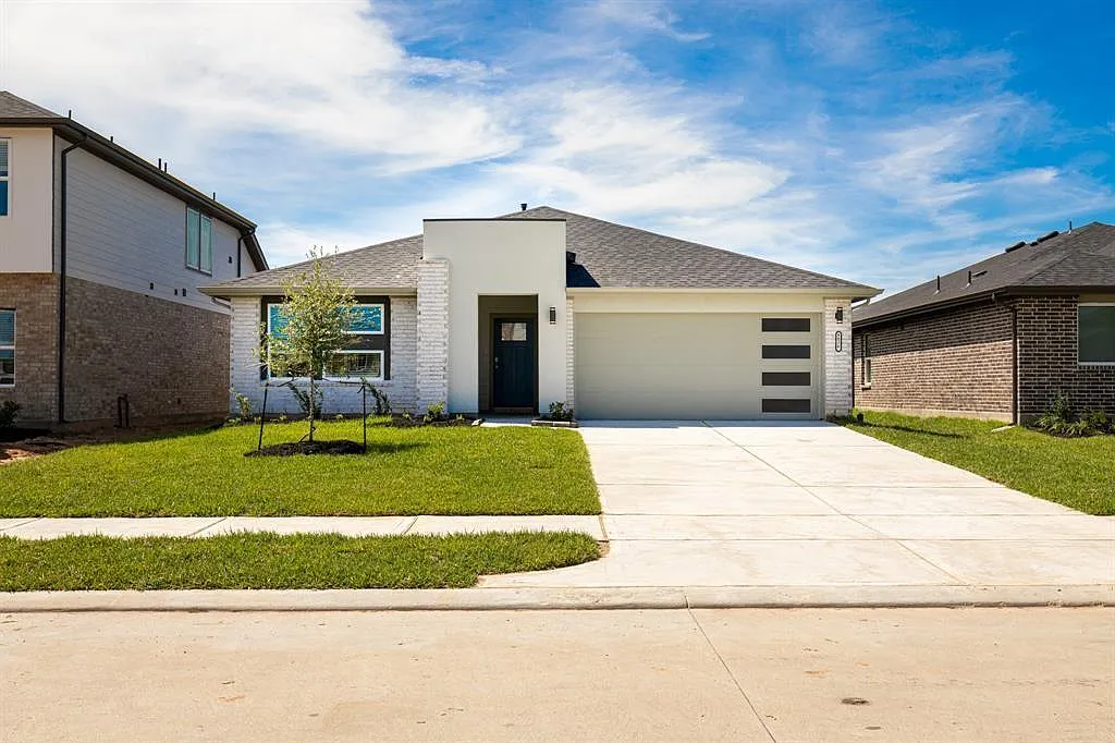 4 bed, 2.0 bath, 2031 sqft, $2,349 — Photo 1