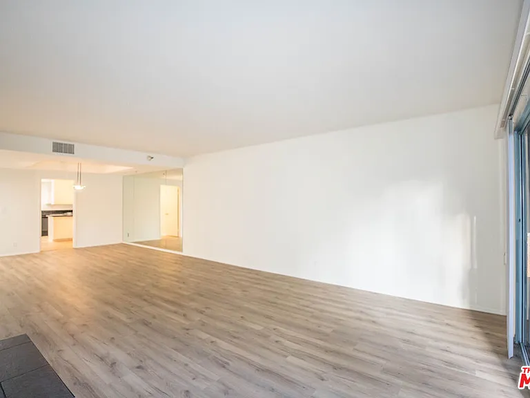 410 S Barrington Ave #205 — Photo 7