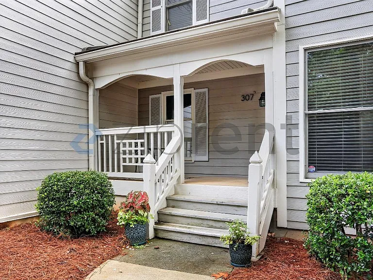307 Hollyfax Cir — Photo 3
