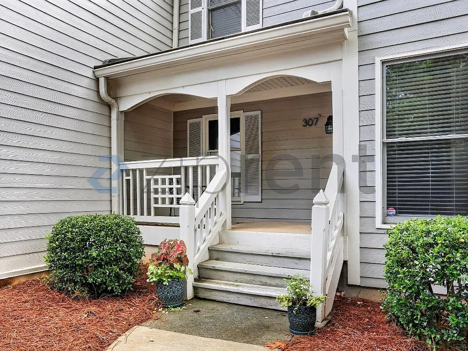 307 Hollyfax Cir
