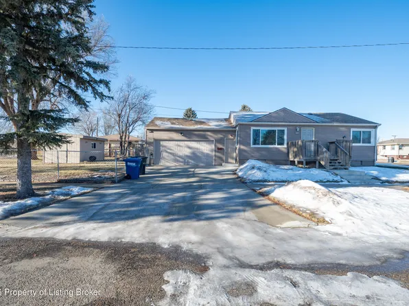 143 College Ave, Dickinson, ND 58601