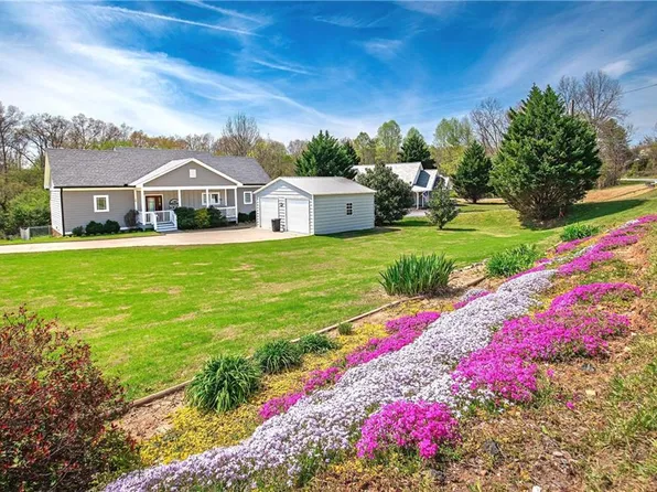 18 Shady Grove Ln, Blue Ridge, GA 30513