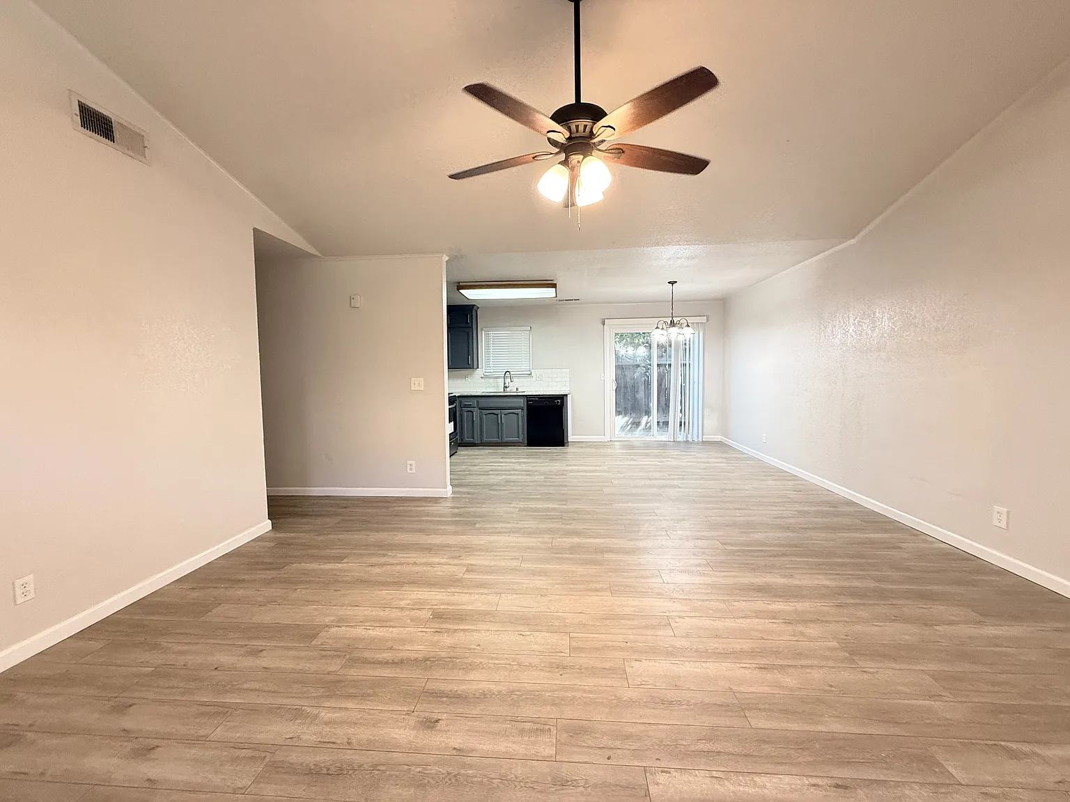 3 bed, 1192 sqft, $1,900 — Photo 3