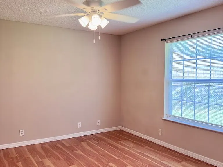 105 Honeysuckle Rd — Photo 10