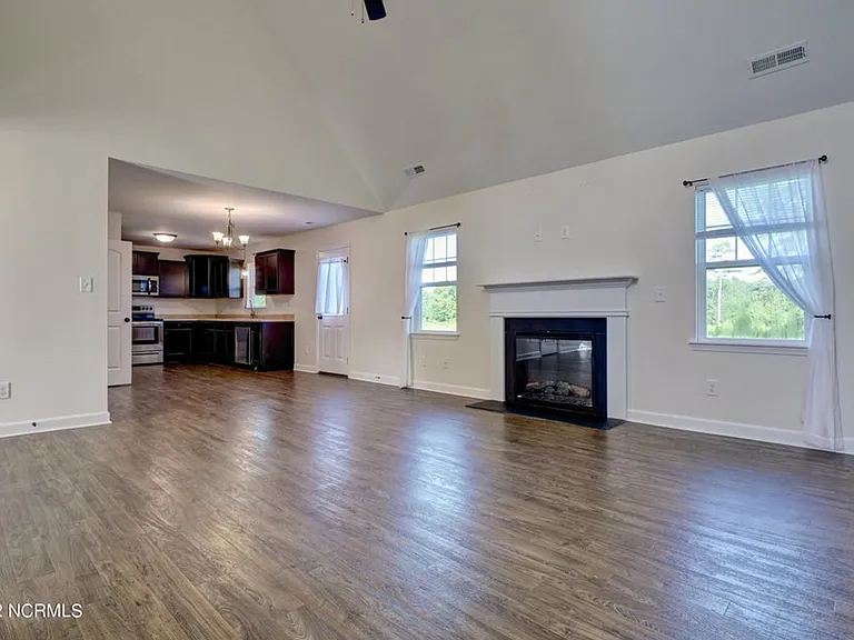 109 Easton Dr — Photo 9