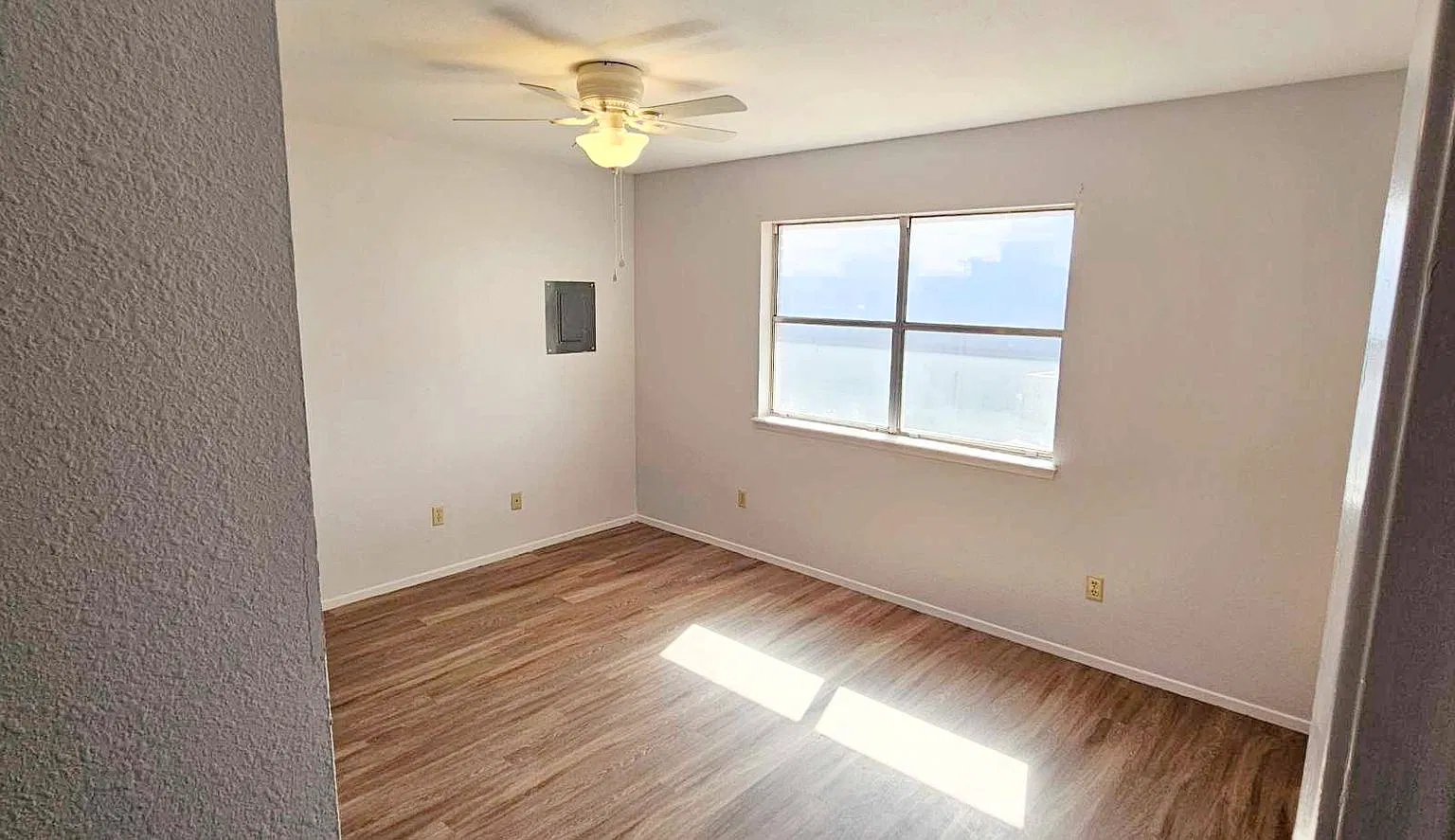 724 Laurelwood Dr — Photo 2