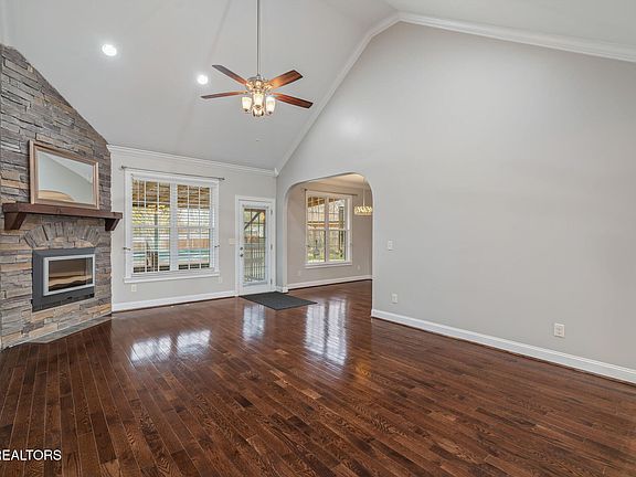 3rd image of 909 W Beaver Creek Dr