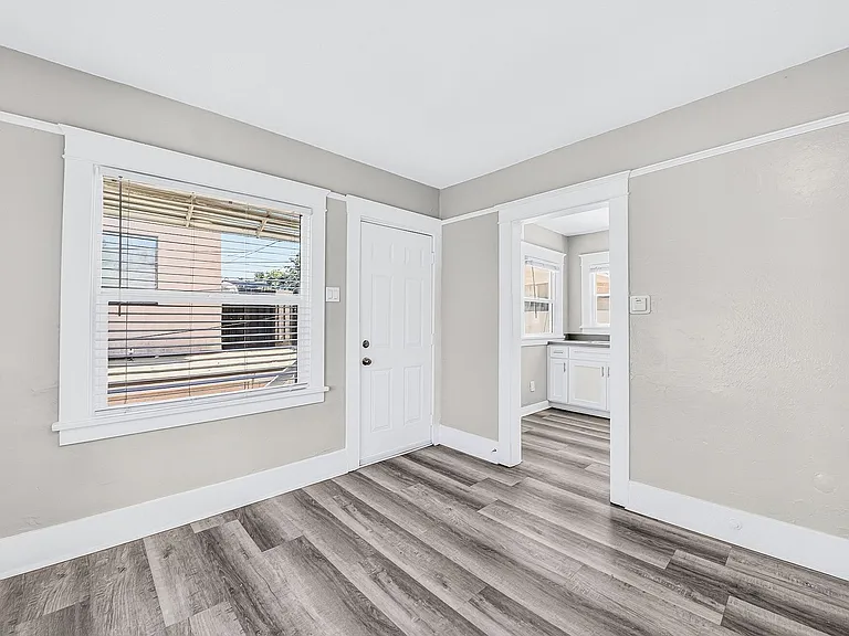 1557 Pine Ave — Photo 4