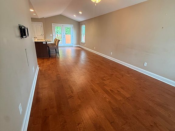 3rd image of 222 Bradford Ln