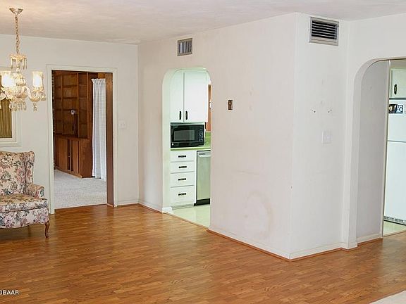 3rd image of 429 Avenue G SE