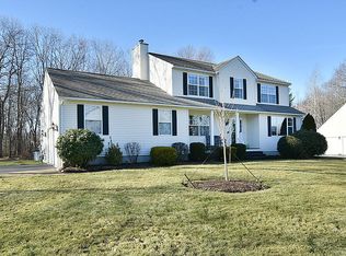 39 Falcon Ln, Cranston, RI 02921
