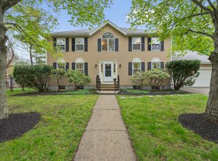 2 Minuteman Ln, Wellesley, MA 02481