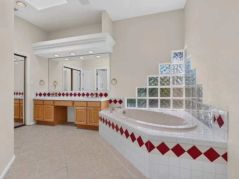 10900 San Francisco Rd NE — Photo 22