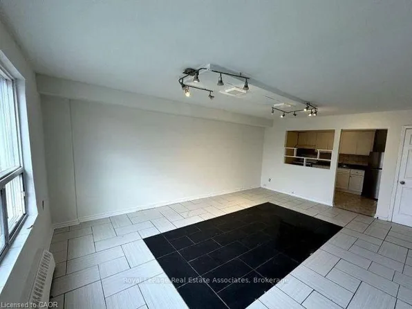 3071 Hurontario St #1, Mississauga, ON L5A 2G9