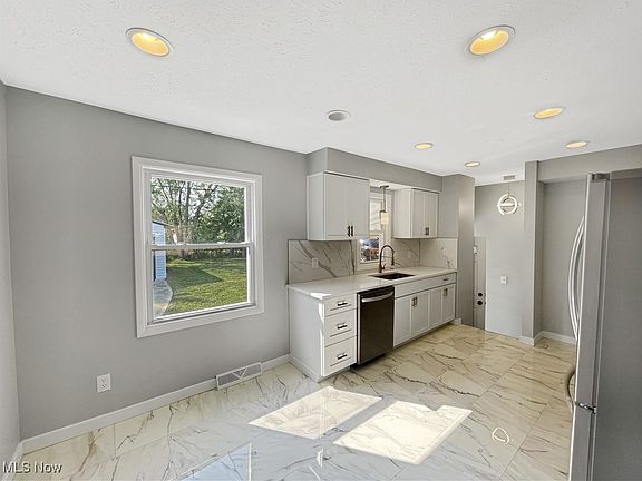 3rd image of 4214 Larkspur Ln