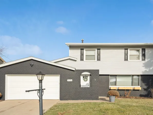 3106 Dundee Ln, Bettendorf, IA 52722