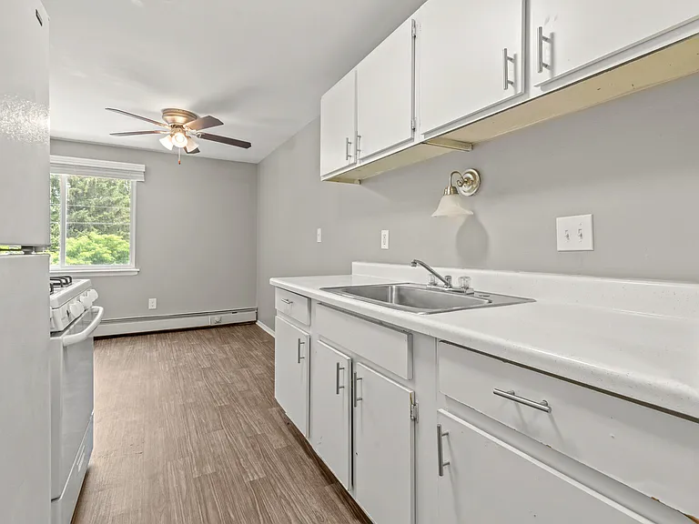 Country Meadows Apartments — Photo 11