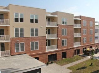 978 Worcester St #202, Wellesley, MA 02482