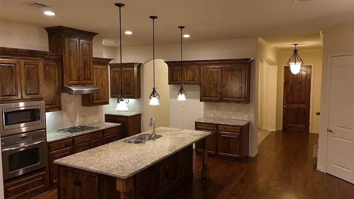 3 bed, 3.5 bath, 3186 sqft, $3,650 — Photo 3