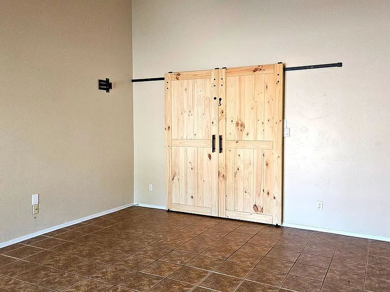 1325 S 28th Dr — Photo 16