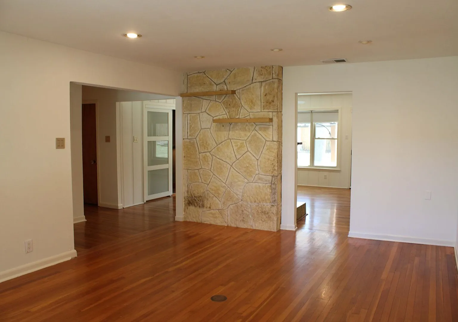 2-Bedroom In Terrell Hills — Photo 4