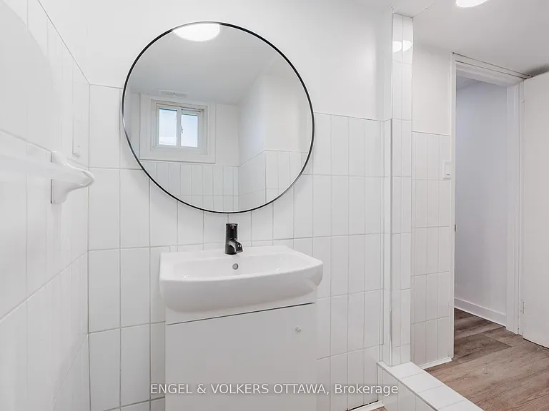 896 Pinewood Cres #3 — Photo 12