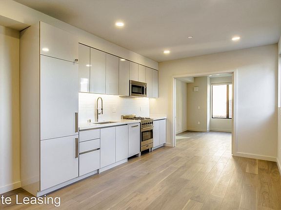 2nd image of 824 Hyde St #B1