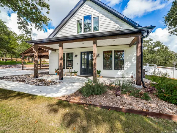 205 CHAMPIONS BLVD, La Vernia, TX 78121