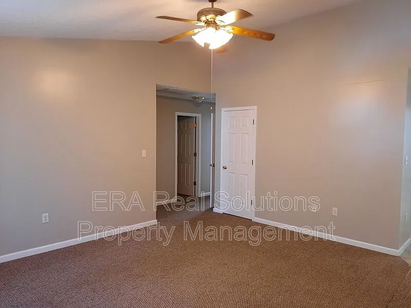 2 bed, 1.0 bath, $1,100 — Photo 2