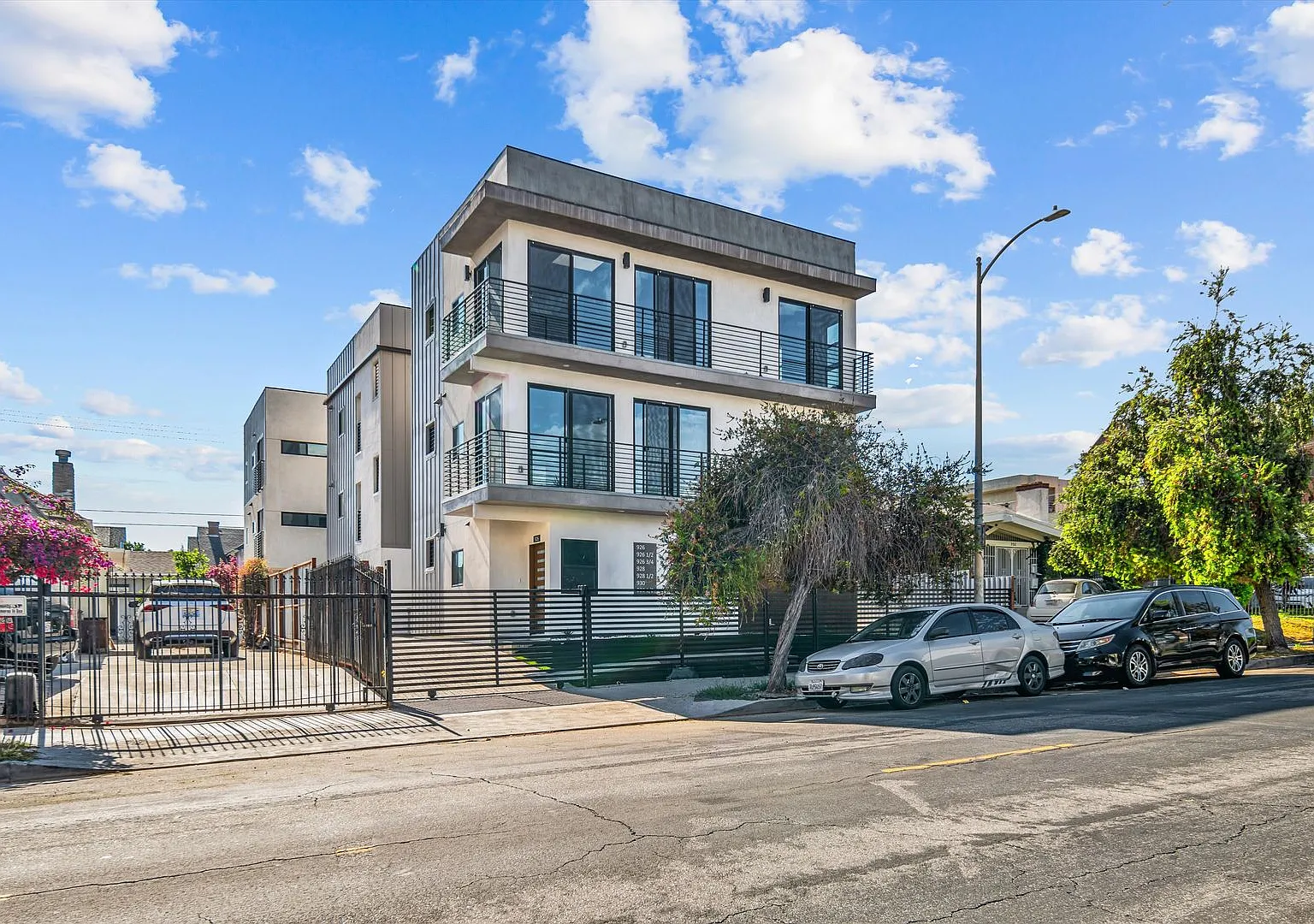 926 S Harvard Blvd — Photo 1