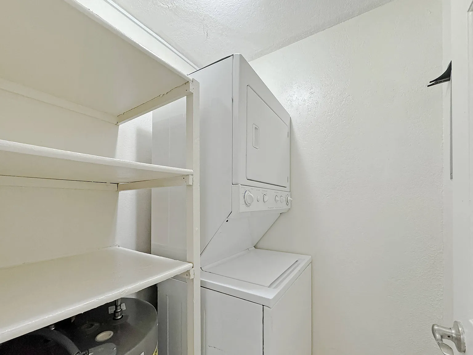 Los Cedros Apartments — Photo 4