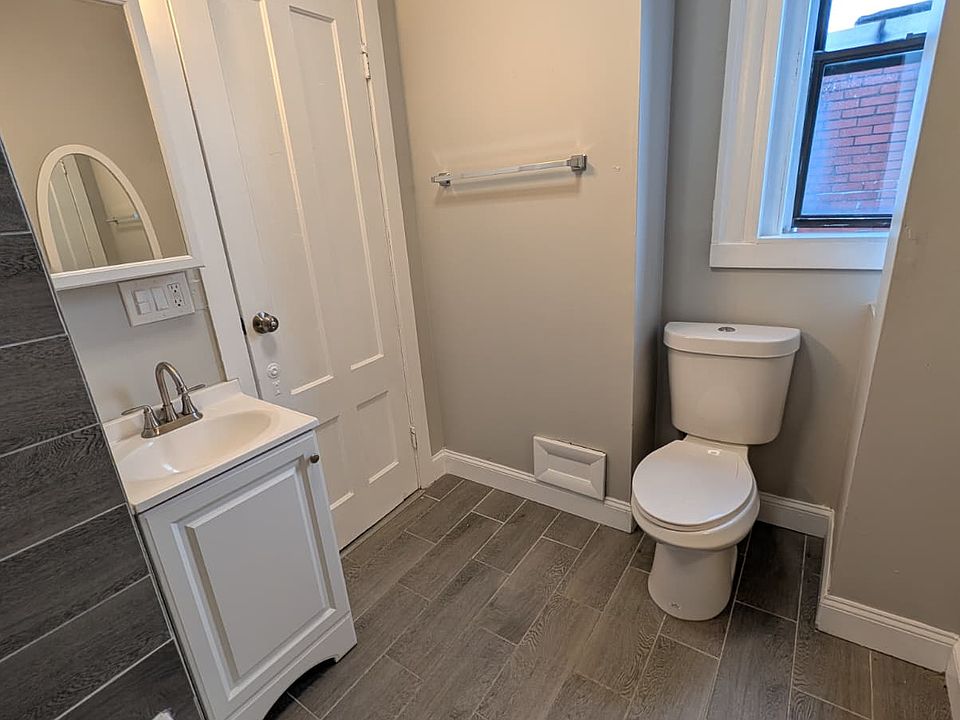 1st image of 462 Main St #15