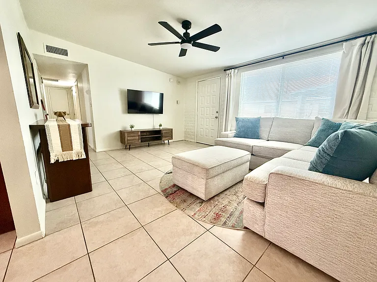 3025 E Blacklidge Dr — Photo 1