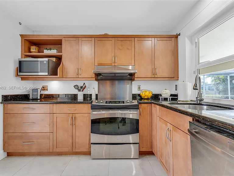 6924 NW 8th Ct — Photo 15